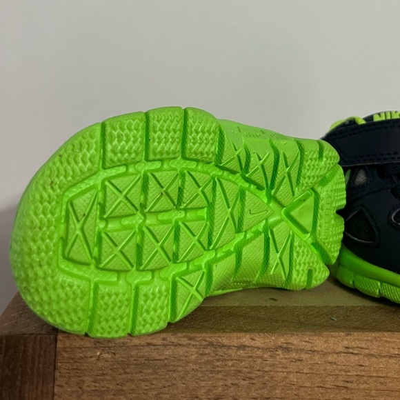 Nike Infant Sneakers Size 2C - Picture 2 of 4